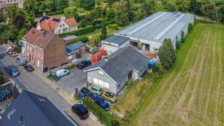 Een uitstekend gelegen en in zeer goede staat KMO-unit / werkplaats / loods / hangar + alleenstaande 4-gevel woning.<br />Gelegen nabij invalswegen, autostrades en station.<br /><br />Loods gelijkvloers: 2200m² + parking voor en achteraan;<br />Kelderverdieping: 821m²;<br />Woning/bureel: inkom, 3 slaapkamers, living/leefruimte, badkamer, 2x toilet;<br /><br />Loods is zeer toegankelijk met grote sectionale poorten van 3.25m hoog<br />Dak is recent vernieuwd.<br />Nutsvoorzieningen: loods is voorzien van sanitair<br /><br />Perceeloppervlakte: 48a 68ca - kadastraal inkomen: 11.963 EUR<br /><br />Stedenbouwkundige inlichtingen in aanvraag.