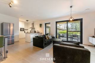 Interesse? Meer informatie op www.SWEVERS.be. - Dit modern en energiezuinig gelijkvloers appartement bevindt zich in de gezellige dorpskern...