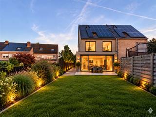 <p><span>Op zoek naar een ruime bouwgrond om uw droomwoning te realiseren? In de Hullekenstraat 174 te Dendermonde bevindt zich dit aantrekkelijk perceel van </span><span>729 m² (7a 29ca)</span><span>, geschikt voor het bouwen van een halfopen bebouwing.</span></p><p><span>Dankzij de ruime perceeloppervlakte en de mooie diepte biedt deze bouwgrond tal van mogelijkheden voor het realiseren van een comfortabele gezinswoning met een ruime tuin.</span></p><p><span>Bouwmogelijkheden:</span></p><ul><li><span>Maximale bouwbreedte: 6 meter</span></li><li><span>Maximale bouwdiepte gelijkvloers: 18 meter</span></li><li><span>Maximale bouwdiepte eerste verdieping: 12 meter</span></li><li><span>Minimale bouwvrije zijstrook: 3 meter</span></li></ul><p><span>Deze bouwmogelijkheden laten toe om een ruime woning te realiseren met een maximale bouwoppervlakte van 108 m² op het gelijkvloers en 72 m² op de eerste verdieping.</span></p><p><span>Het perceel biedt bovendien voldoende ruimte voor een aangename tuin waar u in alle rust kunt genieten van het buitenleven.</span></p><p><span>Een interessante opportuniteit voor wie op zoek is naar een bouwgrond met mooie mogelijkheden in Dendermonde.</span></p><p><span>Voor meer informatie:</span><span> alexander@immorobert.be of 052 89 50 99 </span></p>