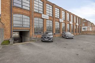 Bright office for rent located in Nijverheidsstraat 7, near the R30, the Bruges ring road and within walking distance of the city center...