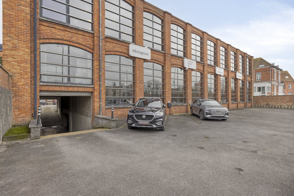 Easily accessible office space (405 m²) for rent in Bruges - photo 2