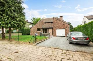 Heeft u interesse in een prachtige open bebouwing (bouwheer Vlassak - Verhulst) met 4 slaapkamers dat in te richten is naar eigen smaak in Wijnegem? Kom dan zeker eens kijken!<br />Via de inkomhal met vestiairekast bereikt u de verschillende leefruimtes van de woning.<br /><br />De lichtrijke woonkamer vormt samen met de eetkamer het hart van de woning. De gezellige houthaard zorgt voor extra sfeer tijdens de wintermaanden, terwijl de grote raampartijen een prachtig zicht bieden op de private tuin.<br /><br />Aansluitend bevindt zich de volledig te renoveren ruime keuken met directe toegang tot het overdekte terras en de mooie tuin.<br /><span>Verder beschikt het gelijkvloers over een gastentoilet, praktische berging, ruime inpandige garage met aansluiting voor wasmachine en overdekt terras.</span><br />De eerste verdieping omvat 4 slaapkamers (16, 16, 13 en 9 m²), apart toilet, te renoveren badkamer met ligbad en douchefunctie en extra berging/ Bureau.<br />De woning beschikt over een prachtig perceel met een volledig omheinde tuin van ongeveer 180 m². Hier geniet u in alle privacy van rust en groen.<br /><br />Pluspunten: <br />+ Open bebouwing op TOP locatie<br />+ Gelegen in een rustige residentiële buurt van Wijnegem<br />+ Nabij scholen, winkels en openbaar vervoer<br />+ Vier slaapkamers<br />+ Ruime leefruimte met houthaard<br />+ Inpandige garage met dubbele oprit<br />+ Private tuin<br />+ Grote garage van ca. 36 m²<br />+ Volledig omheinde tuin met tuinhuis<br />+ Nieuw Vaillant Condensatie ketel op gas<br /><br />Interesse in dit toffe huis? Neem gerust contact op voor een bezoek ter plaatse via 03 337 50 70 of info@vbvastgoed.be.
