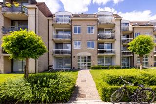 Ruim en comfortabel gelijkvloersappartement met 2 slaapkamers, terras, tuin en garage. Uitstekend gelegen aan de stadsrand. Kort bij station, supermarkten, winkels, scholen en de ringweg. Het stadscentrum ligt op een kwartiertje. <br />Indeling: <br />Inkomhal, lichtrijke woonkamer met geïnstalleerde open leefkeuken, berging (WM/DK), badkamer met bad en dubbele lavabo, apart toilet en 2 slaapkamers. <br />Het ruime terras met zonneluifel geeft uit op de aangelegde achtertuin met een siervijver en tuinberging.<br />De garagebox ligt achteraan en is bereikbaar via het tuinpad. <br />De voortuin met terrasje (+ berging) is bereikbaar via de woonkamer. <br />Kenmerken<br />+ meteen beschikbaar<br />+ EPC-label B<br />+ 75 €/maand (gem. kosten)<br />+ 2 slaapkamers<br />+ private garagebox<br />+ ruim terras<br />+ voor- en achtertuin<br />Contacteer ons voor een bezoek en bel 0470 01 00 00 of mail naar info@avantivastgoed.be