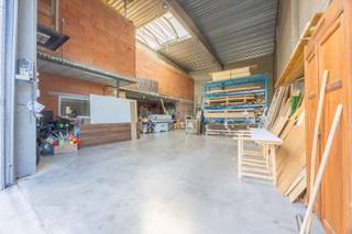 Situé dans la zone industrielle de Spuikom, cet entrepôt de plus de 300 m² est le seul de la zone à être agréé pour un usage résidentiel. Ce...