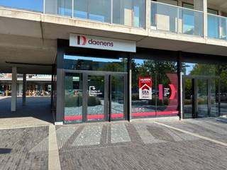 <h3><strong>Modern handelspand van 120 m² te huur in het centrum van Waregem</strong></h3>
<p>Op zoek naar een <strong>ruim, modern en centraal gelegen handelspand</strong> voor jouw zaak?<br />Dit prachtige pand van maar liefst <strong>120 m²</strong> biedt een uitstekende zichtbaarheid en een ideale ligging in het hart van <strong>Waregem</strong>.</p>
<p>Het pand bevindt zich op een <strong>strategische hoeklocatie</strong>, waardoor het langs meerdere zijden geniet van een grote visibiliteit. Dankzij de <strong>grote raampartijen rondom</strong> komt er bijzonder veel natuurlijk licht binnen en is het pand perfect geschikt voor uiteenlopende commerciële activiteiten.<br />De <strong>hoge plafonds</strong> zorgen voor een ruimtelijk en hedendaags gevoel en geven het geheel een moderne, stijlvolle uitstraling.</p>
<p> </p>
<p><strong>Troeven:</strong></p>
<ul><li>&#128208; Oppervlakte van ca. <strong>120 m²</strong></li><li>&#128205; <strong>Zeer centrale ligging</strong> in het centrum van Waregem</li><li>&#127970; <strong>Moderne uitstraling</strong></li><li>↕️ <strong>Hoge plafonds</strong></li><li>&#129695; <strong>Grote raampartijen rondom</strong></li><li>&#128064; <strong>Uitstekende zichtbaarheid dankzij de hoekligging</strong></li><li>☀️ Veel natuurlijke lichtinval</li><li>&#128188; Geschikt voor diverse commerciële doeleinden</li></ul>
<p><br />Een <strong>unieke commerciële locatie</strong> voor ondernemers die op zoek zijn naar een modern pand met uitstraling, ruimte en maximale zichtbaarheid.</p>
<p><br /><strong>Interesse? Neem gerust contact op voor meer informatie of een bezoek ter plaatse.<span></span></strong></p>