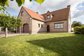 U zoekt een instapklare villa in perfecte staat van onderhoud ?Dan is dit pand wel een bezoek waard.Zeer degelijke en stevige constructie van 1993 met een bewoonbare oppervlakte van 220m² op een grond van 9 are.Aan de voorkant bevinden zich 3 staanplaatsen op de oprit en de dubbele garage.Via de inkomdeur komt u terecht in de inkomhal met vestiaire en toilet. Er is oook nog een bureel, de leefruimte met dubbele open haard, de eetplaats en de ruime leefkeuken met zeer praktisch bijkeuken.Via de living (en de keuken) kunt u terecht op het terras en de mooie onderhoudsvriendelijke tuin met een grote tuinhuis (in steen).Op de eerste verdieping vindt u 3 slaapkamers (waaronder 1 met dressing), een toilet en een badkamer.U merkt het, een investering zonder kosten.