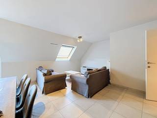 Dit duplexappartement is op zoek naar nieuwe bewoners. Het is gemeubileerd en beschikt over 2 slaapkamers en een gezellig terras.INDELING:- inkomhal- gastentoilet- ruime leefruimte- open keuken voorzien van alle toestellen- praktische berging onder trap- gezellig terras- 2 ruime slaapkamers- badkamer voorzien van alle faciliteiten- berging met plaats voor wasmachineALGEMEEN:- Garagebox verplicht bij te huren: €50/maand- Gunstig EPC- Gemeubileerd- Ruim en lichtrijk- Dichtbij invalswegen en centrum WaregemDe snelste manier om een bezoek te brengen aan deze woning? Vraag je bezoek aan via de rode knop op onze website (www.dewaele.com) en je wordt gecontacteerd door één van onze verhuurexperts. Telefonisch kunnen er geen afspraken gemaakt worden. Bij andere vragen kun je ons telefonisch contacteren via 056 605 605.