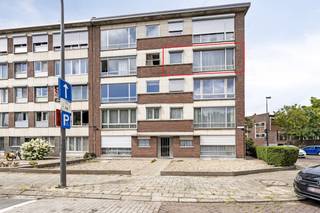 Bent u op zoek naar een appartement met mogelijkheden om volledig naar eigen smaak te renoveren? Dit hoekappartement, gelegen in de Campiniastraat...