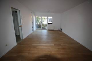 Dit appartement combineert een ruime, lichtvolle leefruimte met een open, praktische keuken. Verder zijn er twee slaapkamers, een badkamer en...