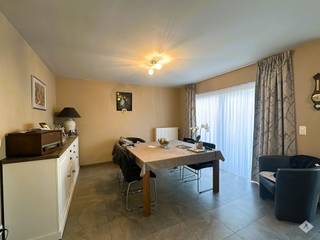 Op de gelijkvloerse verdieping van dit verzorgd gebouw te Buggenhout centrum vinden we een duplex appartement met een aangename indeling en...