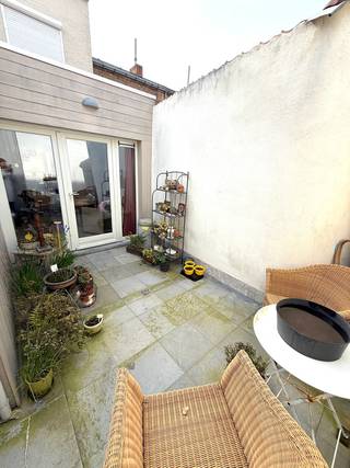 Moderne & kwalitatief GERENOVEERDE Brugse woning met 3 SLAAPKAMERS, ZONNETERRAS en mooi woonVOLUME.  Deze trendy stadswoning omvat: glvl:...