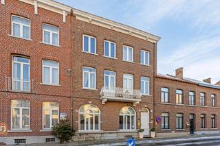 Dit prachtige herenhuis, momenteel in gebruik als B&amp;B, in het centrum van Sint-Truiden is te koop.<br /><br />Momenteel wordt het pand gebruikt als combinatie van eigen bewoning (het gelijkvloers) en het uitbaten van een goed draaiende Bed and Breakfast met drie individuele eenheden. (Hoge bezettingsgraad, omzet op aanvraag). Maar er zijn natuurlijke ook vele andere mogelijkheden: volledig gebruiken als Bed and Breakfast, combinatie wonen en werken, co-housing, kangoeroewoning, zorgwonen,. . . .<br /><br />Het prachtige gebouw dateert van 1918, maar werd door de jaren heen volledig onderhanden genomen. Zo werd het voorzien van nieuwe dubbele beglazing met PVC ramen, nieuwe keukens, nieuwe badkamers, nieuwe elektriciteit, . . . . kortom het pand is volledig aangepast aan hedendaags comfort en is helemaal instapklaar.<br /><br />Vorig jaar nog werden er nieuwe hoogrendements-- verwarmingstoestellen geplaatst, de laatste ramen vervangen, zonnepanelen en zelfs een thuisbatterij geïnstalleerd! Helemaal future-proof dus!<br /><br />De indeling is als volgt:<br /><br /><u>Kelder/wasplaats:</u> Een kelderruimte/wasplaats van ongeveer ± 80 m².<br /><br /><u>Gelijkvloers:</u> een gemeenschappelijke inkomhal, ruime leefruimte met hoge plafonds en knappe parketvloer, een tip top uitgeruste keuken met kookeiland, twee ruime slaapkamers, een badkamer met zowel ligbad als inloopdouche en een polyvalente ruimte die kan worden gebruikt als extra eetkamer, bureel, mancave, hobbyruimte . . .  en een leuk tuintje/binnenkoer om heerlijk tot rust te komen.<br /><br /><u>Eerste verdieping:</u> inkomhal, ruime living, volledig uitgeruste keuken met eetkamer, twee slaapkamers, badkamer met inloopdouche.<br /><br /><u>Tweede verdieping:</u>  inkomhal, leefruimte, aparte keuken, ruime slaapkamer, badkamer met inloopdouche.<br /><br /><u>Derde en vierde verdieping:</u> inkomhal, leefruimte met open keuken en slaapkamer, badkamer met douche en een 2e slaapkamer op de mezzanine.<br /><br />Interesse in dit prachtige pand, pal in het centrum? Wenst u graag meer info of  wil u de verschillende mogelijkheden even bespreken? Aarzel niet om contact met ons op te nemen!<br /> 