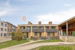 <p><span> </span></p><p><span> </span></p><p><span>Welkom in deze recente woning in Machelen, een prachtig gezinshuis dat moderne comfort met praktische indeling combineert. Deze fijne woning beschikt over +/- 110m² aan woonoppervlak, perfect voor een gezin dat kwaliteit en ruimte zoekt.</span></p><p><span> </span></p><p><span>Centraal gelegen naast het gemeentehuis van Machelen de woning is dichtbij alle faciliteiten met bushaltes op 100 m, scholen, supermarkten, de Ring van Brussel,...</span></p><p><span> </span></p><p><span>De moderne indeling zorgt voor optimale benutting van elke vierkante meter. De lichte woonkamer op de eerste verdieping is verlengd met een ruim terras en nodigt uit tot gezelligheid en ontspanning, terwijl de goed uitgeruste keuken het hart vormt van het dagelijks leven. Het huis biedt drie comfortabele slaapkamers op het gelijkvloers en de badkamer alsook een aparte wasruimte en ene berging onder de trap.</span></p><p><span> </span></p><p><span>De tuin vooraan biedt heerlijke speelgelegenheid voor kinderen en is ideaal voor het organiseren van familiebijeenkomsten. </span></p><p><span> </span></p><p><span>De woning geniet van een EPC A mede dankzij de zonnepanelen en de centrale verwarming op gas.</span></p><p><span>Een ondergrondse staanplaats is tevens inclusief in de verkoopprijs alsook de waterverzachter.</span></p><p><span> </span></p><p><span> </span></p><p><span>Dit is uw kans om een fijne gezinswoning te vinden waar u gelukkig kunt zijn. De combinatie van comfortabele binnenruimte, moderne voorzieningen en een prachtige tuin maakt dit eigendom een ideale keuze voor iedereen die op zoek is naar een aangename en praktische woonlocatie in Machelen.</span></p>