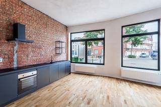 Instapklaar gelijkvloers hoekappartement met tuin en terras te Merksem!Ontdek dit lichtrijke appartement op de Bredabaan 148, ideaal gelegen op een...