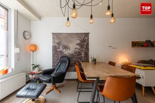 <p>Deze instapklarewoning combineert een uitstekende ligging met een levendige, sociale leefstraat zonder doorgaand verkeer. <br /><br />Doorheen de jaren werd de woning steeds zeer netjes onderhouden en recent voorzien van nieuwe ramen en een vernieuwde open keuken en badkamer.</p>
<p>De woning beschikt over een aangename leefruimte met open keuken, met aansluitend de praktisch ingerichte badkamer.<br /><br />Verder zijn er drie slaapkamers aanwezig, waarvan één momenteel ingericht is als doorloopkamer. <br /><br />Deze kan echter eenvoudig worden afgescheiden, zodat drie volwaardige slaapkamers perfect mogelijk zijn.</p>
<p>Een extra troef is de aanwezigheid van een droge kelder, ideaal als praktische bergruimte.</p>
<p>Hier geniet u van een rustige straat met een sterke sociale samenhang, terwijl u tegelijk vlot toegang heeft tot belangrijke invalswegen, het centrum van Gent, winkels en openbaar vervoer. <br /><br />Hierdoor vormt deze woning een ideale combinatie van rustig wonen en een strategische ligging.<br /><br />Bel Top Vastgoed voor een bezoek op 0475 700 700</p>