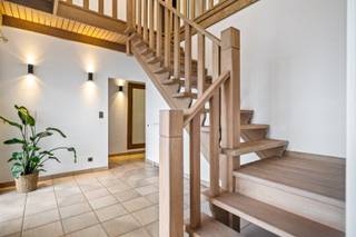 De woning is gunstig gelegen op fietsafstand van het dorpscentrum en combineert een rustige woonomgeving. De ligging heeft een vlotte...