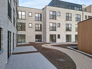 Stijlvol appartement aan de Houtkaai met zicht op het water<br /><br />App. 25/00.01. is een 2 kamer appartement, gelegen op het gelijkvloers.<br />Ruime living, open keuken met eiland, toilet, berging, badkamer met inloopdouche en badkamermeubel met dubbele lavabo, 1 grote slaapkamer en 1 kleinere slaapkamer die ook als bureau of dressing gebruikt kan worden.<br />Vanuit de living heb je een mooi en open zicht op het water van de Houtkaai.<br />Zonnig terras achteraan in groene binnentuin.<br />Zeer energiezuinig met geothermische warmtepomp, zonnepanelen, regenwatervoorziening en ventilatie D. Ondergrondse autostaanplaats bij te nemen en gelijkvloerse fietsenstalling voorzien. <br />GENIET VAN DE BTW-VERLAGING VAN 6 % EN BESPAAR TOT 50.000 EURO !!! <br />Dit appartement zit in afwerkingsfase en je kan nog de keuken en het badkamermeubel kiezen. Snelle oplevering voorzien.<br />Gelegen in de nieuwe residentie Gerard David, op de hoek van Gerard Davidstraat en de Houtkaai in Christus-Koning. Zeer rustige, fietsvriendelijke omgeving, met uitstekende verbinding naar het centrum.<br /><br /><br />De prijs is excl. btw en kosten.<br />Brochure via https://durabrik.immo/brugge-houtkaai.<br />Meer info of een vrijblijvend bezoek ? Contacteer je bouwadviseur Vincent Sohier op 0475/98.89.02. of mail naar vincent.sohier @durabrik.be<br /><br />* Afbeeldingen en opp. zijn indicatief.