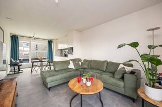 <h3><span>Nieuwbouw appartement met ruim terras in Mortsel</span></h3><h3><span> </span></h3><p><span>In een rustige en vlot bereikbare omgeving in Mortsel bevindt zich dit </span><span>energiezuinige nieuwbouwappartement</span><span> gelegen aan </span><span>Oudebaan 1</span><span>.</span></p><p><span>Dit appartement combineert modern wooncomfort met kwalitatieve afwerking en een doordachte indeling.</span></p><p><span> </span></p><p><span>Het appartement beschikt over </span><span>één volwaardige slaapkamer </span><span>en geniet van een </span><span>ruim terras</span><span>, ideaal om in alle rust te ontspannen of gezellig buiten te vertoeven.</span></p><p><span>Dankzij de aanwezigheid van </span><span>vloerverwarming</span><span> en </span><span>zonnepanelen</span><span> woont u hier niet alleen comfortabel, maar ook toekomstgericht en energie-efficiënt.</span></p><p><span>De afwerking gebeurt met </span><span>kwalitatief hoogstaande materialen</span><span>, wat zorgt voor een hedendaagse uitstraling en een duurzame woonkwaliteit.</span></p><p><span> </span></p><p><span>Extra troeven:</span></p><ul><li><span>Hoogwaardige materiaalkeuzes</span></li><li><span>Kleinschalige blok</span><span> zonder lift (zéér lage gemeenschappelijke kosten)</span></li><li><span>Ventilatie D+</span><span> met warmterecuperatie en CO2-sensoren;</span><span> </span></li><li><span>Zonnepanelen</span><span>, afzonderlijk </span><span>per appartement</span><span> op individuele meter (1.750Wp)</span><span> </span></li><li><span>BEN </span><span>appartement</span></li><li><span>Gemeenschappelijke kelder </span></li><li><span>Privatieve kelder </span><span>(verplicht bij aan te kopen aan € 14.880 / € 14.240 / € 11.050 / € 9.180 excl. btw)</span></li><li><span>Mogelijkheid tot aankoop van een </span><span>autostaanplaats aan € 27.500 excl. btw</span></li><li><span>Nieuwbouw aankoop onder </span><span>btw-stelsel (21%)</span></li><li><span>Ideaal als eigen woonst of als investering</span></li></ul><p><span> </span></p><p><span>De </span><span>verdeling tussen het grondaandeel en de constructie</span><span> kan u terugvinden op onze website.</span></p><p><span> </span></p><p><span> </span></p><p><span>Gratis schatting van uw eigendom? Aarzel zeker niet ons te contacteren.</span></p><p><span> </span></p>