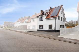 Op zoek naar een instapklaar stuk vastgoed in het historische Tongeren? Aan de Koninksemsteenweg 131 ontdekt u dit prachtig gerenoveerde huis dat onmiddellijk opvalt door zijn frisse witte gevel en moderne uitstraling. Voor wie een woning wil kopen in een regio met karakter, biedt dit pand de perfecte balans tussen hedendaags comfort en een centrale ligging.Deze halfopen bebouwing is toekomstgericht aangepakt met de installatie van zonnepanelen, wat resulteert in een gunstig energieverbruik. Het huis dat we hier te koop aanbieden in Tongeren, beschikt bovendien over een royale oprit waar met gemak meerdere wagens kunnen parkeren.Indeling van het huis:- Gelijkvloers: Uitnodigende inkomhal die toegang biedt tot de lichte woonkamer, een gezellige eetruimte en een modern uitgeruste keuken. Ook is er een extra wasplaats met douche aanwezig.- Eerste verdieping: Drie volwaardige slaapkamers met veel natuurlijke lichtinval en een eigentijdse badkamer voorzien van alle nodige comfort.- Zolderverdieping: Een multifunctionele ruimte die uitermate geschikt is als extra slaapkamer, hobbyruimte of rustig thuiskantoor.- Buitenruimte: Een onderhoudsvriendelijke tuin en een ruime verharde oprit die direct toegang geeft tot de straat.De bereikbaarheid is een absolute troef. U woont hier op een boogscheut van het levendige centrum van Tongeren, waardoor winkels, scholen en het station vlot bereikbaar zijn. Ook de aansluiting met belangrijke invalswegen en de snelweg is uitstekend. Dit huis is een slimme koop voor wie zorgeloos wil verhuizen naar een toplocatie in Tongeren.Bestuursmaatregelen in het maatregelenregister: nee