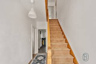 Ruime karaktervolle gezinswoning met 4 SLK, topgelegen aan de Hippodroom van Waregem.<br />INDELING: inkom en traphal, toilet, bureau, gezellige grote leefruimte, keuken met ontbijthoek, garage met wasplaats en kelder. Op de eerste verdieping bevinden zich de overloop, 4 volwaardige slaapkamers, de badkamer en een douchekamer. Ruime geïsoleerde zolder met tal van mogelijkheden.<br />Leuke omheinde tuin aanwezig. <br />TROEVEN: topligging, charmante woning, centrale verwarming aardgas, elektriciteit conform en energiezuinig! <br />Voor bezoek contacteer IMMO BEGUIN: charlotte@immobeguin.be