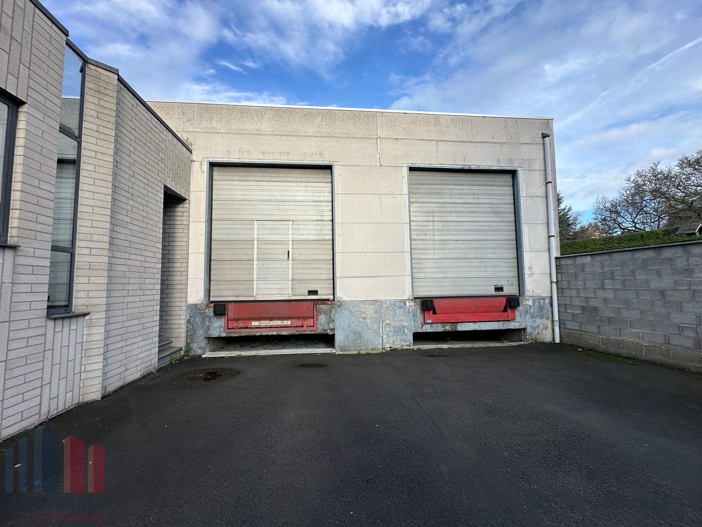 Multifunctioneel bedrijfsgebouw met kantoren en magazijn in Moeskroen te huur - foto 2