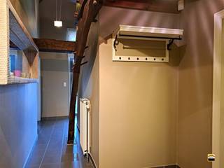 <p><span>Charmant instapklaar dakappartement in het centrum van Borgloon met </span></p><p><span>2 slaapkamers en terras.</span><span><br /><br />Dit gebouw is gelegen in de Historische stadskern van Borgloon. Hierdoor zijn alle</span></p><p><span>voorzieningen op wandelafstand. Denk maar aan winkels, horeca, scholen, etc.</span></p><p><span>Daarnaast zijn de verbindingen vanuit Borgloon uitstekend.</span></p><p><span> </span></p><p><span>In een kleinschalige residentie van 3 eenheden kom je via de gemeenschappelijke inkomhal </span></p><p><span>met de trap in het dakappartement.</span></p><p><span> </span></p><p><span>De inkomhal met gastentoilet en vestiaire brengt ons in de leefruimte met open keuken. <br />In de keuken is er een koelkast aanwezig, een oven een een keramische kookplaat met dampkap.<br />Naast de keuken is er een handige wasberging. De trap in de leefruimte brengt ons op de mezannine, </span></p><p><span>waar je een gezellig salon of eetkamer kan creëren.</span></p><p><span><br />In de badkamer is er een enkele lavabo aanwezig met meubel, een douche en een klein (zit)bad.</span></p><p><span>Achteraan zijn er 2 slaapkamers van 10 m² en 10,55 m². <br />1 slaapkamer is voorzien van een handige inbouwkast.</span></p><p><span> </span></p><p><span>Aan de achterzijde heeft dit appartement ook een gezellig overdekt terras.<br />Er is geen lift aanwezig in het gebouw!</span></p><p><span> </span></p><p><span>Algemene informatie:</span><span><br />Huurprijs: 800 euro/maand<br />Algemene onkosten: NVT<br />Vrij vanaf:  15/06/2026 (mogelijk vroeger in overleg met huidige huurder)<br />EPC-waarde: 230 kWh/m²<br />Huisdieren: niet toegelaten</span></p>