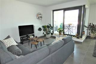Recent twee slaapkamer appartement met terras in de nabijheid van winkels, scholen en openbaar vervoer. Het appartement is gelegen op de 1ste verdieping en is ook bereikbaar met de lift. Indeling: inkomhal/nachthal, lichtrijke leefruimte met ingerichte open keuken (voorzien van een dubbele spoelbak, keramische kookplaat, dampkap, oven, koelkast en vaatwasmachine), aanpalend inpandig terras, badkamer met dubbele lavabo en ligbad met douchefaciliteit, apart toilet, berging/wasplaats en 2 slaapkamers. Er is private parkeergelegenheid voor 1 wagen achteraan het gebouw. De maandelijkse lasten bedragen 80euro voor het gemeenschappelijk water, de gemeenschappelijke elektriciteit en het onderhoud van de gemeenschappelijke delen en de lift. Vrij vanaf 01/09/2026. Wenst u meer informatie, aarzel niet ons te contacteren en stuur een mail naar affligem@immoaccenta.be