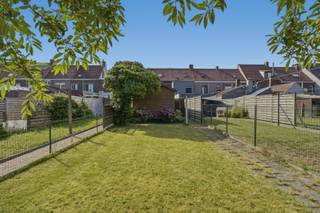 Deze verzorgde rijwoning bevindt zich in het centrum van Zwevegem, op wandelafstand van de Groene Kouter en diverse voorzieningen. De woning werd doorheen de jaren reeds deels gerenoveerd, met onder meer nieuwe ramen en deuren (2006), een HR-ketel (2024), zonnepanelen (2023) en een vernieuwde badkamer met inloopdouche (2023).<br /><br />Op het gelijkvloers vindt u een inkomhal, een lichtrijke leefruimte met houtkachel en schuifraam naar het overdekte terras, een ingerichte keuken en een praktische badkamer. De droge kelder biedt extra bergruimte. Op de eerste verdieping bevinden zich twee slaapkamers en een bureau, met toegang tot de zolderverdieping via een vaste trap. De zolder omvat een extra kamer en bergruimte.<br /><br />De woning beschikt bovendien over een verrassend diepe tuin van ca. 297 m² met overdekt terras, tuinhuis, serre en wandelpad. Achteraan het perceel bevindt zich een ruime garage met toegang via de achterzijde. Dankzij het EPC-label D geldt er geen renovatieplicht. Een ideale woning voor wie rustig wil wonen in het centrum met een zeer ruime tuin.<br />EPC: 351 kWh/m² (Vg, Wg, Gmo, Gvkr, Gvv) Ref. OU28621