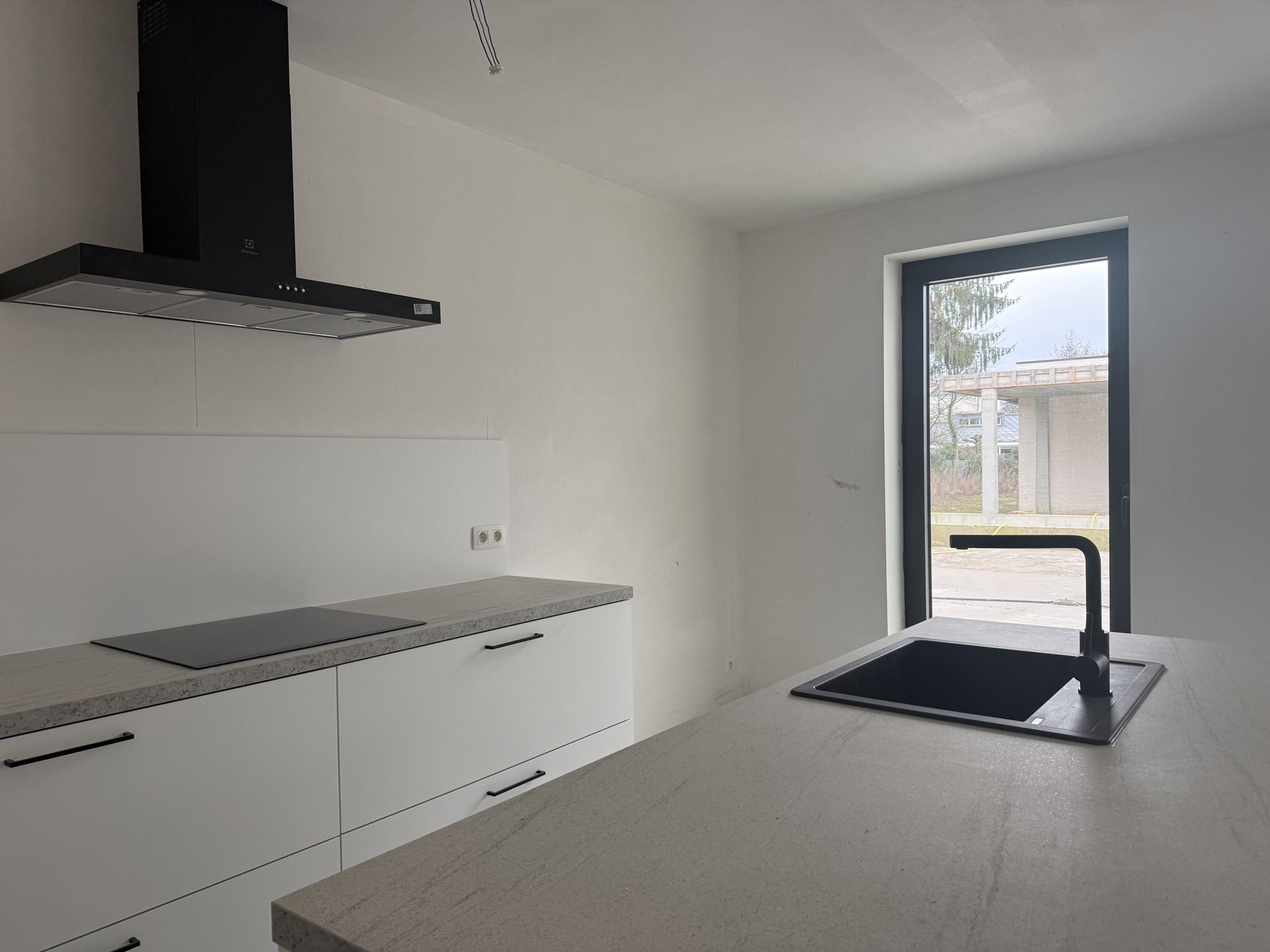 Nieuwbouw gelijkvloers appartement met tuin en terras - foto 3