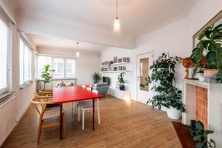 Trendy, lichtrijk hoekappartement met ruime garagebox  OMGEVINGOp een toplocatie, op de grens van Berchem, Wilrijk en Mortsel en op wandelafstand van...