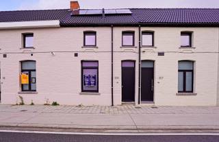 Deze gezellige volledig gerenoveerde gesloten bebouwing combineert comfort en energiezuinig wonen. De woning beschikt over 2 slaapkamers en...