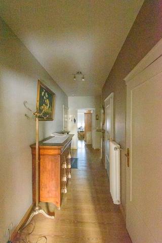 In het hart van Deerlijk, op een rustige locatie, bevindt zich dit appartement op de 2de verdieping van Residentie Iris.De lichtrijke woonkamer biedt...