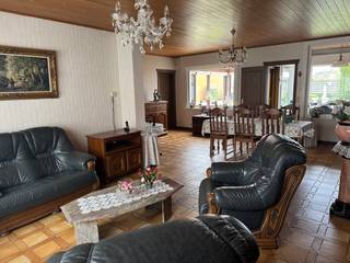 <strong>Ruime verzorgde woning met 6 kamers en garage.<br /><br />Indeling</strong><br />gelijkvloers: inkom met bureel / slaapkamer, woonkamer met aansluitende keuken en veranda, toilet, badkamer, garage met doorgang naar tuin en attelier.<br />eerste verdiep: 5 slaapkamers<br /><br /><strong>Troeven:</strong>
<ul><li>zolder en kelder</li><li>zeer lichtrijke woonkamer en keuken</li><li>logische indeling</li><li>ruime woning</li><li>garage en tuin</li></ul>
bij deze woning geldt de renovatieplicht