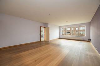 <p><span>Een verrassend ruim en instapklaar appartement van ca. 105 m², gelegen in een rustige, doodlopende straat in Borsbeek, vlak bij Fort 2 en belangrijke invalswegen. Hier woon je comfortabel, licht en praktisch, met twee terrassen én een ondergrondse autostaanplaats,  ideaal voor wie ruimte en rust wil combineren met een vlotte bereikbaarheid.</span></p><p><span> </span></p><p><span>Ruimte &amp; licht als absolute blikvangers</span><span><br />Via de ruime inkomhal kom je in de aangename leefruimte van maar liefst ca. 42 m². Grote ramen zorgen voor een mooie lichtinval, terwijl de parketvloer en neutrale afwerking een warme basis vormen. Er is meer dan voldoende plaats voor een royale zithoek en eetruimte.</span></p><p><span> </span></p><p><span>Koken met zicht op buiten<br /></span><span>De keuken is praktisch ingericht en volledig uitgerust met onder meer inductiekookplaat, combi-oven en voldoende kastruimte. Dankzij de rechtstreekse toegang tot het terras is dit een fijne plek voor een ontbijt of koffiemoment in de buitenlucht.</span></p><p><span> </span></p><p><span>Twee slaapkamers, twee terrassen<br /></span><span>Het appartement beschikt over twee ruime slaapkamers (ca. 14 m² en ca. 16 m²), die allebei toegang geven tot het tweede terras. De kamers zijn rustig gelegen en bieden voldoende plaats voor kasten en bureauruimte. Rolluiken zorgen hier voor extra comfort en privacy.</span></p><p><span> </span></p><p><span>Praktisch comfort, elke dag opnieuw<br /></span><span>De badkamer is uitgerust met een ligbad en dubbele wastafel. Daarnaast is er een aparte berging met aansluiting voor wasmachine en de privatieve verwarmingsketel. Het toilet is afzonderlijk voorzien.</span></p><p><span> </span></p><p><span>Parkeren zonder zorgen<br /></span><span>Bij het appartement hoort een ondergrondse autostaanplaats, verplicht aan te kopen voor een prijs van € 30.000 , met mogelijkheid tot aansluiting van een laadpaal op de bestaande infrastructuur. Het gebouw is verzorgd en geniet van lage gemeenschappelijke kosten.</span></p><p><span> </span></p><p><span>Rustig wonen, vlot verbonden<br /></span><span>Je woont hier in een rustige woonwijk in Borsbeek, met Fort 2 op wandelafstand en een bushalte om de hoek. Dankzij de nabijheid van invalswegen ben je snel onderweg richting Antwerpen of andere steden, terwijl je thuis geniet van stilte en groen.</span></p><p><span> </span></p>