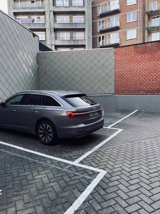 Staanplaats (in het midden) achter de residentie.<br /><br />Meerwaarde voor uw appartement en altijd plaats!<br /><br />De parkeerplaats is de plaats waar de auto staat.<br /><br />Grote poort om in te rijden. Hoog en breed.