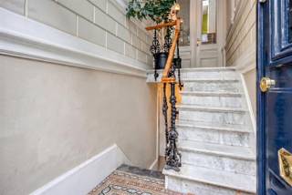 Dit unieke burgerhuis aan de Zwijgerstraat 10-12 biedt een uitzonderlijke combinatie van ruimte, authenticiteit en multifunctionaliteit in...