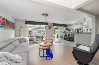 Ruimte, licht en comfort komen hier op een bijzonder aangename manier samen.<br /><br />Deze ruime gezinswoning onderscheidt zich door haar royale leefruimtes, vier slaapkamers, veelzijdige indeling en grote groene tuin. Een woning met een sterke uitstraling en bijzonder veel mogelijkheden voor wie op zoek is naar ruimte en wooncomfort.<br />De woning beschikt over een indrukwekkend ruime woonkamer, waar verschillende leefzones harmonieus samenkomen. Er is plaats voor een ruime zithoek, een aparte eethoek en een praktische bureauruimte. Dankzij de grote raampartijen geniet de leefruimte van een overvloed aan natuurlijke lichtinval en een aangenaam zicht op de tuin.<br />De open keuken sluit naadloos aan op de leefruimte en vormt een centrale plek in de woning. De keuken is uitgerust met de nodige toestellen en geniet van een mooi zicht op de tuin, waardoor binnen- en buitenruimte op een natuurlijke manier met elkaar verbonden worden.<br /><br />Op het gelijkvloers bevindt zich daarnaast een ruime polyvalente ruimte met douche en ingebouwde kasten. Deze ruimte biedt tal van mogelijkheden en kan perfect dienstdoen als hobbyruimte, bureauruimte, speelruimte, ontspanningsruimte of extra leefruimte.<br /><br />Op de eerste verdieping bevinden zich twee ruime slaapkamers en een zongericht terras.<br />De tweede verdieping biedt nog twee bijkomende slaapkamers en een ruime berging. Met vier volwaardige slaapkamers is er voldoende ruimte voor een gezin en zijn er bovendien tal van mogelijkheden voor thuiswerk, hobby's of het ontvangen van gasten.<br /><br />Een tuin als verlengstuk van de woning<br />De ruime en groene tuin is zonder twijfel een belangrijke troef van deze woning. Dankzij het royale oppervlak zijn er verschillende mogelijkheden om de buitenruimte naar eigen wens in te richten.<br /><br />Het overdekte terras zorgt voor een aangename buitenruimte die mooi aansluit bij de woning.<br />Ook op praktisch vlak biedt de woning veel comfort. De carport biedt plaats aan drie wagens, een bijzonder sterke troef voor gezinnen met meerdere voertuigen.<br />De aanwezigheid van zonnepanelen zorgt bovendien voor een extra hedendaagse en energiegerichte meerwaarde.<br /><br />Plan dus zeker snel je bezoek in!
