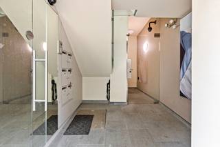 <p><strong>TE HUUR: RUIM, VOLLEDIG UITGERUST APPARTEMENT IN TYPISCHE ALPENLANDSE STIJL MET ZEER RUIM TERRAS (56 M2) EN APARTE BERGRUIMTE (18 M2) OP TOPLOCATIE IN HASSELT-CENTRUM<br /><br /></strong>Op de derde verdieping van deze kleinschalige, smaakvolle residentie vinden we dit uniek ingerichte, 2 slaapkamer-appartement terug. Het appartement valt zowel rechtstreeks te bereiken via de lift of trap. Gelegen in de bruisende Koning Albertstraat, pal in Hasselt-centrum geniet dit appartement van een zeer goede bereikbaarheid, dit zowel met de auto, de fiets als met het openbaar vervoer. Een top ligging voor eenieder die wilt wonen in de gezellige Hasseltse binnenstad met alle voorzieningen op wandelafstand.<br /><br />Dit appartement werd in typische Alpenlandse stijl ingericht en afgewerkt met hoogwaardige materialen. De detail-afwerking weerspiegelt het vakmanschap en de liefde voor de Oostenrijkse “gemütlichkeit” en bovendien is zo goed als al het nodige meubilair reeds aanwezig door het vele maatwerk.<br /><br />Het appartement is te betreden via de lift die rechtstreeks in het appartement uitkomt of via de trap met private toegangsdeur. Het appartement bestaat uit een inkomhal met ruime, ingebouwde vestiaire, een apart toilet, een ruime woonkamer met ingewerkte eethoek en prachtige gashaard, gevolgd door een volledig uitgeruste keuken. Deze laatste is uitgerust met granieten werkbladen en spatwanden in landelijke stijl en voorzien van afwasmachine, dubbele wastafel met mengkraan, retro gasfornuis en multifunctionele oven van Falcon, ingebouwde afzuigkap en combinatie van koel- en vrieskast. Verder leidt de nachthal naar de master bedroom met ensuite dressing (volledig ingericht met comfortabele bank) en badkamer. Deze badkamer bestaat uit een wastafel met airblade wash+dry en ruim meubel, ingebouwde washoek, gescheiden toilet en ruime inloopdouche. Vervolgens tref je via de nachthal de tweede badkamer (inloopdouche en wastafel) en tweede slaapkamer, uitgerust met wederom ingebouwde vestiaire-kasten (eventueel ook als logeerkamer of bureel te gebruiken). Vanuit deze ruimte betreed je via het grote schuifraam het enorme zonneterras van maar liefst 56 m2.<br /><br />Tot slot hoort bij dit appartement nog een zeer ruime bergkamer van 18 m2, gelegen op de 2<sup>e</sup> verdieping (ook te bereiken via lift of trap).<br /><br />Weet jij deze unieke parel naar waarde in te schatten? Graag een bezichtiging gepland?<br />Contacteer ons per mail op info@momentumvastgoed.be of telefonisch op 011 96 51 76.</p>