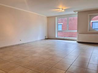 Dit verzorgde, lichtrijk appartement met twee slaapkamers ligt in een rustige straat vlakbij de Markt in Gistel.<br />Het appartement omvat een inkom, een ruime, lichtrijke leefruimte met halfopen keuken en aanpalende berging/wasplaats.<br />Vanuit de keuken krijg je toegang tot een zongericht terras.<br />Er is een badkamer met lavabo, douche en toilet.<br />Er zijn twee kamers aanwezig, waarvan één toegang biedt tot een terras.<br /><br />Achteraan het gebouw is er een gemeenschappelijke fietsenstalling en privatieve berging aanwezig.<br /><br />Er is een mogelijkheid om een garage bij te huren aan 60 € per maand.<br /><br />Voor meer informatie of een bezoek, mail kris.bauwens@huisid.immo