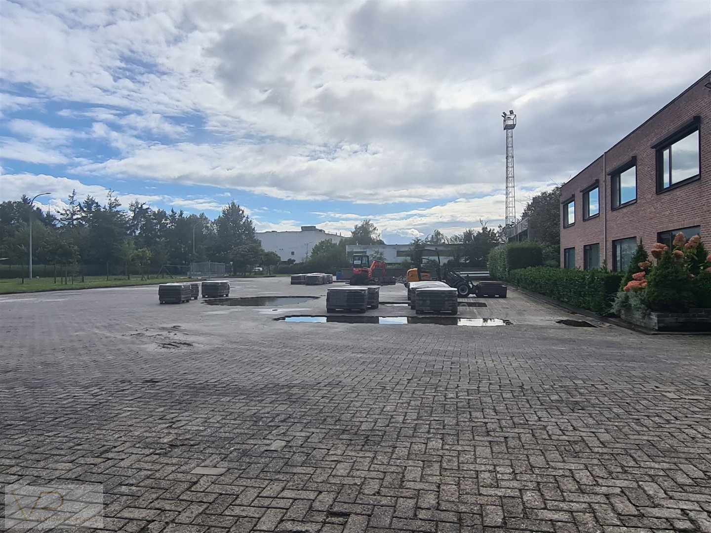 Magazijn/garage met kantoren en 2.000 m2 buitenopslag - foto 4