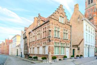 Exclusief wonen in het historische hart van Brugge.In het hart van Brugge bevindt zich dit uitzonderlijke herenhuis uit 1642, waar...