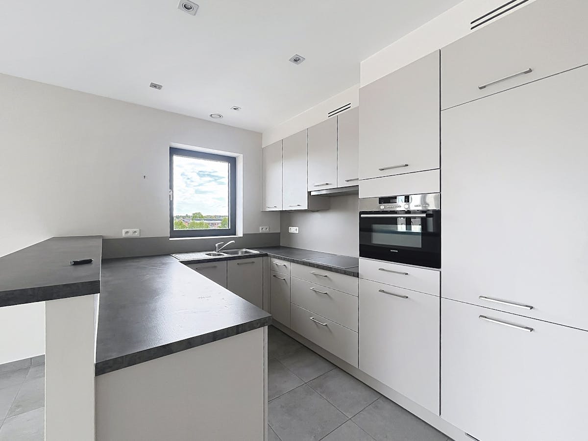 Modern 2-bedroom apartment with terrace for rent in Assebroek - photo 5