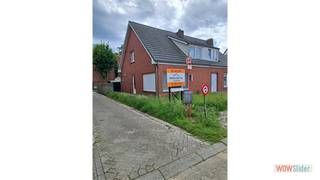 <p></p><p>Een in het centrum gelegen woning (HOB) bestaande uit een woonkamer, keuken, 2 slaapkamers, badkamer, tuin, (auto)bergplaats.  Deze op te frissen woning is gelegen op wandelafstand van het park " De Renesse" en van de busstatie.  De woning is op dit moment nog verhuurd.  Er is een nieuwe CV ketel op gas geplaatst in 2025.</p><p>De woning is gelegen in woongebied, er is geen voorkooprecht, geen dagvaarding, gelegen in  een verkaveling.</p><p></p>