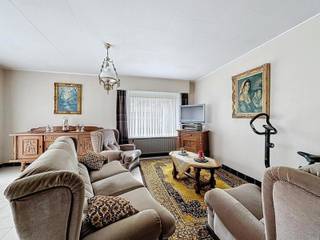 Deze charmante halfopen bungalow is gelegen in een aangename en rustige woonwijk.<br />De inkomhal leidt naar de ruime, lichtrijke leefruimte met gezellige zit- en eethoek. Grote ramen brengen overvloedig daglicht binnen en zorgen voor een warm en open gevoel, waardoor u zich hier meteen thuis voelt.<br />De woning beschikt over een keuken met zicht op de voortuin, een gastentoilet, drie slaapkamers en een badkamer met bad/douche en lavabo. Alle ramen zijn voorzien van muggenramen en alle rolluiken zijn elektrisch bedienbaar. De inpandige garage met elektrische sectionale poort en de oprit met plaats voor twee wagens bieden voldoende parkeergelegenheid, aangevuld met extra parking achteraan het huis.<br />Deze bungalow biedt de perfecte combinatie van rust, functionaliteit en gezelligheid. Op korte afstand vindt u alles wat u nodig heeft: scholen, apotheek, bloemen- en groentewinkels, en op woensdag en zaterdag de gezellige markt. Kledingzaken, elektro- en grootwarenhuizen liggen op slechts 3 km afstand.<br /><br />Extra troeven:<br /><br />Grote zonnige tuin<br />Uitweg achteraan<br />Rolluiken (elektrisch, met muggenramen)<br />Regenwaterput<br />Kindvriendelijke en rustige wijk<br />Nabij winkels, scholen, openbaar vervoer en wekelijkse markt<br /><br />Deze woning is te koop ZONDER makelaar via het concept van Smart Houses! Wenst u verdere inlichtingen of bezoek? Contacteer rechtstreeks de eigenaar via 0474/89.07.56