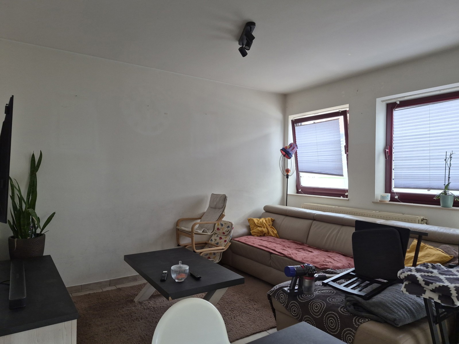 Gelijkvloers appartement met 2 slaapkamers en carport. - foto 3