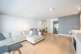 <strong>Résidence Chapon Fin</strong><br /><br />Dans un emplacement exceptionnel sur l'Avenue de la Côte, près de la Place du Lichttoren et entouré de boutiques, de restaurants et d'un supermarché, se trouve cet appartement joliment décoré avec parquet continu. La pièce de vie à l'avant bénéficie d'un bel apports de lumière et est aménagée avec un meuble TV intégré qui peut également servir de bureau. La cuisine ouverte s'harmonise avec la salle à manger et est équipée d'appareils modernes, créant ainsi un ensemble accueillant.<br /><br />Dans le hall d'entrée, un WC invités et un placard pratique sont prévus. À l'arrière, se situent les deux chambres à coucher, chacune avec un accès à la terrasse calme. La chambre principale dispose de placards intégrés et d'une salle de bains attenante avec baignoire-douche, lavabo et toilettes. La deuxième chambre est équipée de deux lits superposés, de placards intégrés et d'une salle de bains privative avec lavabo et douche.<br /><br />Un confort supplémentaire est fourni par le local à vélos commun et la cave privative. Un lieu de vie idéal pour ceux qui recherchent un appartement raffiné au cœur de Knokke-Zoute.<br /><br />Souhaitez-vous visiter cet appartement ? N'hésitez pas à planifier un rendez-vous !<br /><em>Ref : A753</em>