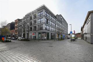 In de levendige wijk Het Eilandje, pal tegenover het iconische Red Star Line-museum, vind je dit prachtige appartement in Residentie Liberty. Een creatie van AWG Architecten, waar tijdloze architectuur en modern wooncomfort naadloos samenvloeien.Dit recent gebouw uit 2018 huisvest een energiezuinig appartement (EPC-label A) op de tweede verdieping, met een oppervlakte van 94 m². De grote raampartijen zorgen voor een overvloed aan natuurlijk licht, terwijl de indeling optimaal benut wordt. De ruime leefruimte sluit aan op een moderne open keuken, volledig uitgerust en ontworpen voor hedendaags gemak. In de aparte berging is er plaats voor wasmachine en droogkast, en de badkamer is uitgerust met een ruime inloopdouche en dubbel lavabomeubel.Met twee comfortabele slaapkamers en een zuidgericht terras van 13m² biedt deze woonst een perfecte balans tussen stadse dynamiek en rust. Parkeren is bovendien geen probleem: er is een ondergrondse staanplaats beschikbaar voor aankoop (€40.000).