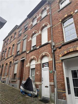 OP TE FRISSEN AUTHENTIEKE BURGERWONING IN RUSTIGE ZIJSTRAAT VAN HET HANDELSCENTRUM GERAARDSBERGEN. In een aangenaam steegje dat toegang biedt tot de markt vind je deze statige burgerwoning. Deels verbeterd in 2020 maar nog verder op te frissen. Hoog gebouw met authentieke voorgevel en gemetst over 4 bouwlagen + kelder. Gelijkvloers met zithoek en daarachter de leefkeuken, zijdelings toilet en sanitaire voorziening. Eerste verdieping met hoofdslaapkamer en ruiime badkamer met douche en wc. Tweede verdieping met 2 slaapkamers. Derde verdieping is een ingerichte zolderstudio (2020). Ideale starterswoning voor de stadsliefhebber in een aangenaam stadsgedeelte vlakbij scholen, handel en recreatie waaronder de kronkelende Dender met haar aangename wandel-en fietspad. Bel voor uw individueel bezoek met vastgoedmakelaar Cedric via telefoon naar de vastgoedbedienden op kantoor Geraardsbergen 054412500. Na opfrissing maak je van deze woning een hippe en authentieke burgerwoning in de stad.