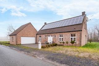 Ruime villa met 4 slaapkamers met onafhankelijke studio op een perceel van 2.000 m 2<br /><br />Gelegen in een rustige en groene omgeving, biedt deze villa uit 2001 prachtige volumes, een functionele configuratie en een belangrijk ontwikkelingspotentieel.<br /><br />Gelegen op een perceel van 2.000 m 2, ontwikkelt het een woonoppervlakte van ongeveer 189 m 2, ideaal voor een groot gezin, een vrij beroep of een woonproject met een onafhankelijk deel.<br /><br />Samenstelling:<br /><br />Begane grond:<br /><br />Inkomhal met apart toilet<br /><br />Lichte woonkamer van 37 m 2<br /><br />Volledig ingerichte aparte keuken van 18 m 2<br /><br />Kantoor, perfect voor werk op afstand of een professionele activiteit<br /><br />Wasruimte<br /><br />Dubbele garage<br /><br />Verdieping:<br /><br />4 slaapkamers met mooie afmetingen (17 m 2, 14 m 2, 13 m2 en 12 m 2)<br /><br />Volledige badkamer met bad en douche<br /><br />apart toilet<br /><br />Onafhankelijke studio van 33 m 2, ideaal voor een tiener, een ouder, een professionele ruimte of een verhuurpotentieel<br /><br />Technische kenmerken:<br /><br />Centrale verwarming op olie<br /><br />Dubbel glas PVC-frame<br /><br />Gezonde constructie met een uitstekende basis<br /><br />Renovatiewerkzaamheden moeten worden gepland, zodat het pand naar uw smaak kan worden aangepast<br /><br />Deze villa is een interessante kans voor liefhebbers van ruimte en projecten, in een groene en gewilde omgeving.<br /><br />📍 Om zonder uitstel te bezoeken!