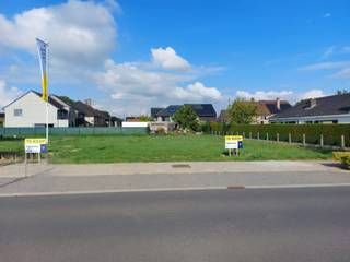 Deze bouwgrond in Veldegem, deelgemeente van Zedelgem geniet van een goede locatie nabij het centrum. Je woont er in de buurt van scholen (basisschool op 500 m), winkels (supermarkt op 800 m) en openbaar vervoer (bushalte op 500 m). Bovendien geniet je via de E403 en E40 van een perfecte verbinding met de belangrijkste steden van het land. 
Dit perceel is bestemd voor open bebouwing. De ruime stedenbouwkundige voorschriften (1 of 2 bouwlagen, vlak of hellend dak) bieden je tal van mogelijkheden. We bouwen hier jouw nieuwe, energiezuinige woning volledig op maat, tegen een vaste prijs.
Een kijkje nemen? Je vindt de bouwgrond ter hoogte van Halfuurdreef 56. Contacteer Dominic en ontdek alle mogelijkheden.